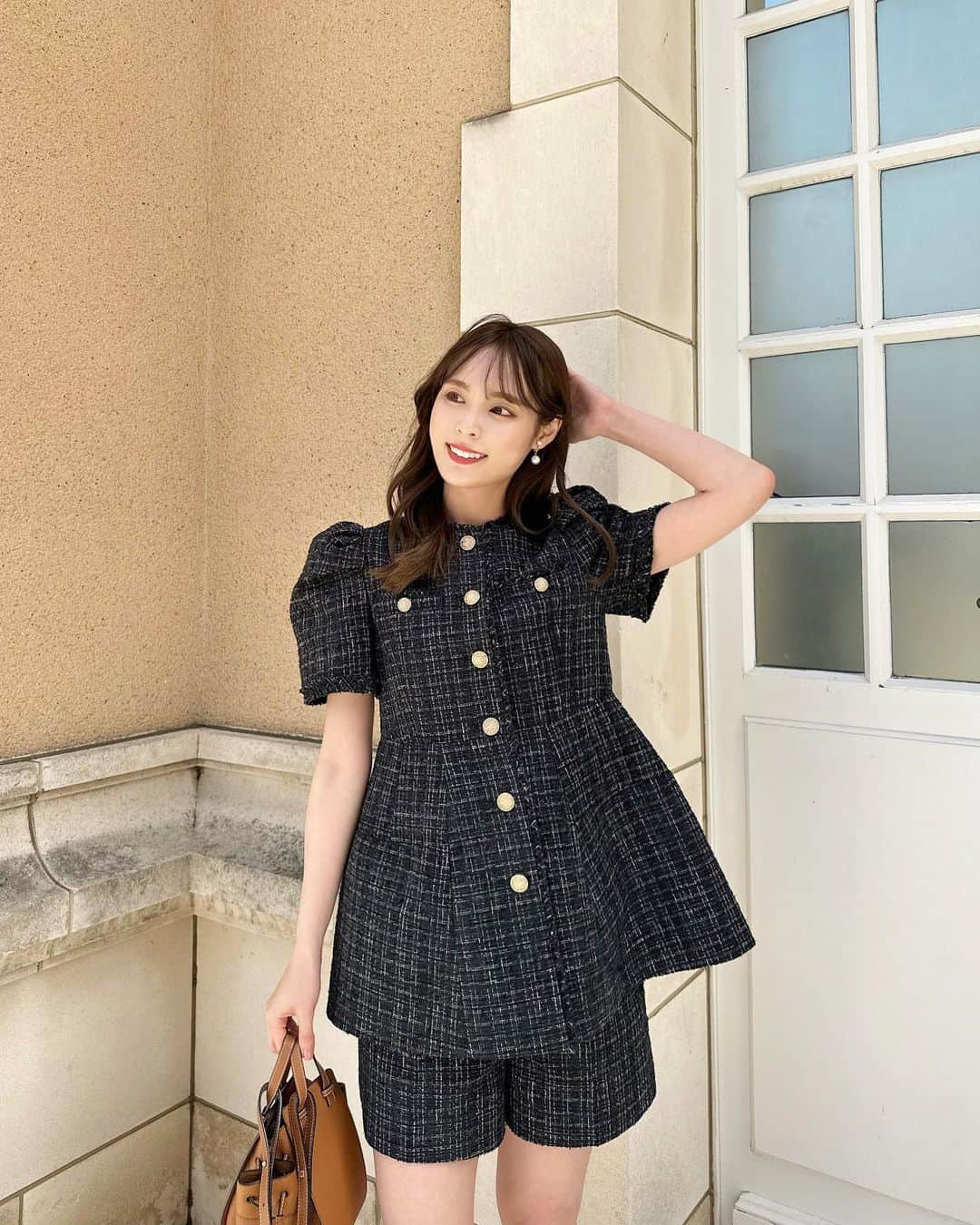 磯田 ひかる(Hikaru Isoda) のインスタグラム：「こんばんは🌛 今週も1週間始まりましたね！  この日はツイードのセットアップを着ていました♥ 半袖のジャケットって着るタイミング難しい🥹 だけど可愛すぎて一目惚れだったの、、  着てたらとっても褒められるお洋服🎀  【着用アイテム】 @celford_official  ペプラムハーフスリーブジャケット BLK 32 ¥25,300  ハイウエストショートパンツ BLk 32 ¥16,500  Bag @loewe   ------------------------------ picaru：162cm / 骨格ウェーブ 1st ブライトスプリング 2nd ブライトサマー  大人可愛いスタイルアップコーデ ヘアメイクを合わせた トータルスタイリングを提案🤍  不定期にストーリーで ファッションお悩み相談募集中🥰 ------------------------------  他の投稿を見る→【@picaruuu】」