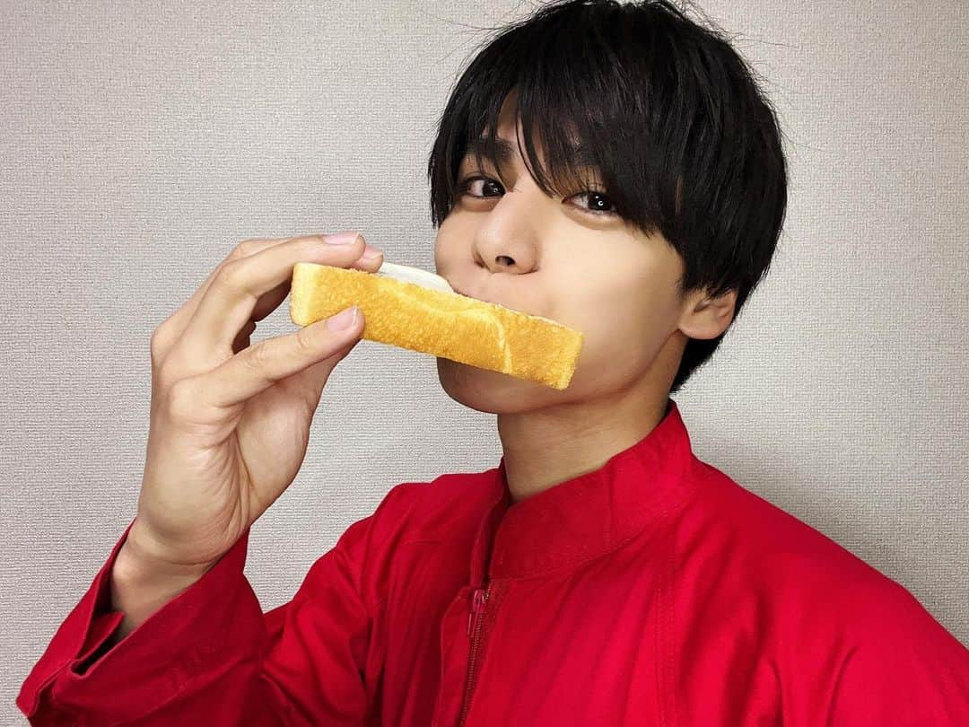 大城光さんのインスタグラム写真 - (大城光Instagram)「ぱん🍞  bread🇺🇸  pão🇵🇹  pain🇫🇷  pane🇮🇹  面包🇨🇳  빵🇰🇷  ขนมปัง🇹🇭  #マジプリ #大城光」4月17日 23時28分 - hikaru_oshiro0704