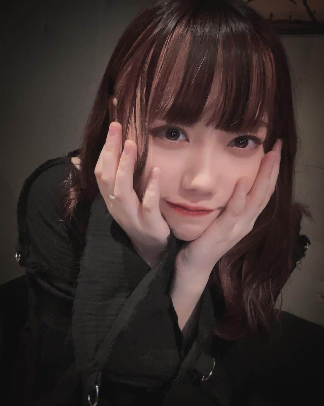 長久玲奈のインスタグラム：「このポーズ多め⚫️  本日もLIVEでした🎸  #黒  #らいぶ  #ありがとう  #体調治れー  #長久玲奈」