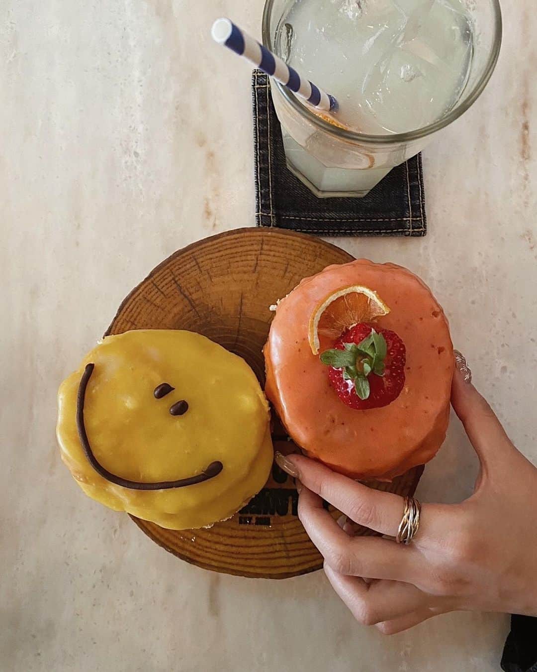 箕迫かなのインスタグラム：「🍩🍩🍩 . . 当分糖分！ドーナツどーぞ！  電車に乗ってたら みんな今からどこ行くのかが気になる 同じ電車に乗ってるのに全然違う生活してるんやと思うと 月1で職業体験挟みたい🫱🏽‍🫲🏾  知らんこと多すぎるからぜんぶ新鮮でおもろい🤣逆にラッキー！ 社会人になった友だち どんな感じか教えてな〜🌞✌🏾 やっぱりOLってランチはパスタ食べてるん〜？🍝 . .」