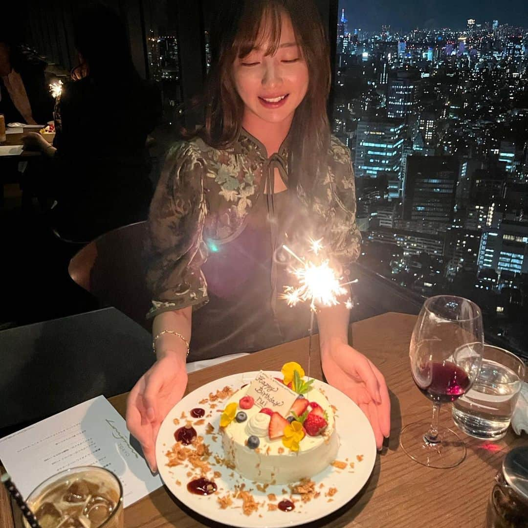 熊江琉唯さんのインスタグラム写真 - (熊江琉唯Instagram)「誕生日を迎えて28歳になりました🎂💛 夜景の見えるレストランで家族4人でディナー🥂✨  ほんっっとうに、今の自分があるのは全て周りの皆さんと応援してくれる方々のおかげです！！  いつもありがとうございます！ そして28歳の熊江もよろしくお願いします🙇‍♀️🙇‍♀️🙇‍♀️  #誕生日 #嬉しいね #mybirthday #birthday #生日 #生日蛋糕 #生日快乐 #28歳 #longrain」4月17日 23時45分 - ruikumae