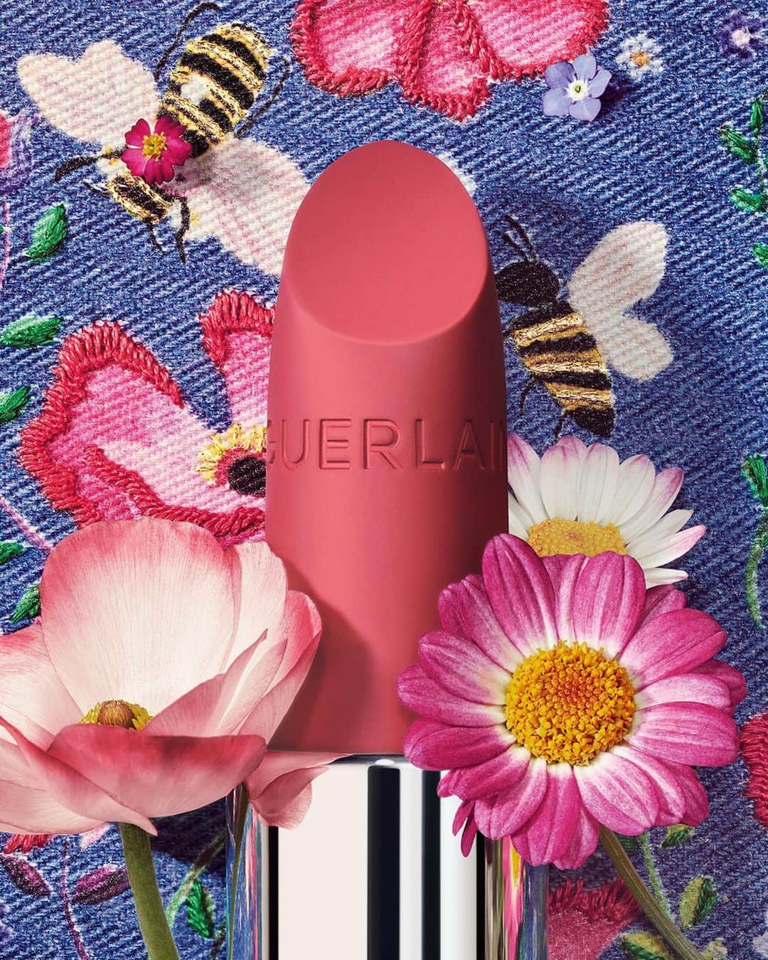ゲランさんのインスタグラム写真 - (ゲランInstagram)「Endlessly customisable. Deliciously pigmented. An iconic object of beauty.​ Discover the new trio of Rouge G: Luxurious Velvet summer shades.​  360 Milky Beige. A timeless chic rosy beige.​ 510 Rouge Red. A bright, bold true red.​ 880 Ruby Red. A radiant scarlet red, synonymous with sophistication.​  #Guerlain #GuerlainMakeup #RougeG」4月17日 23時44分 - guerlain
