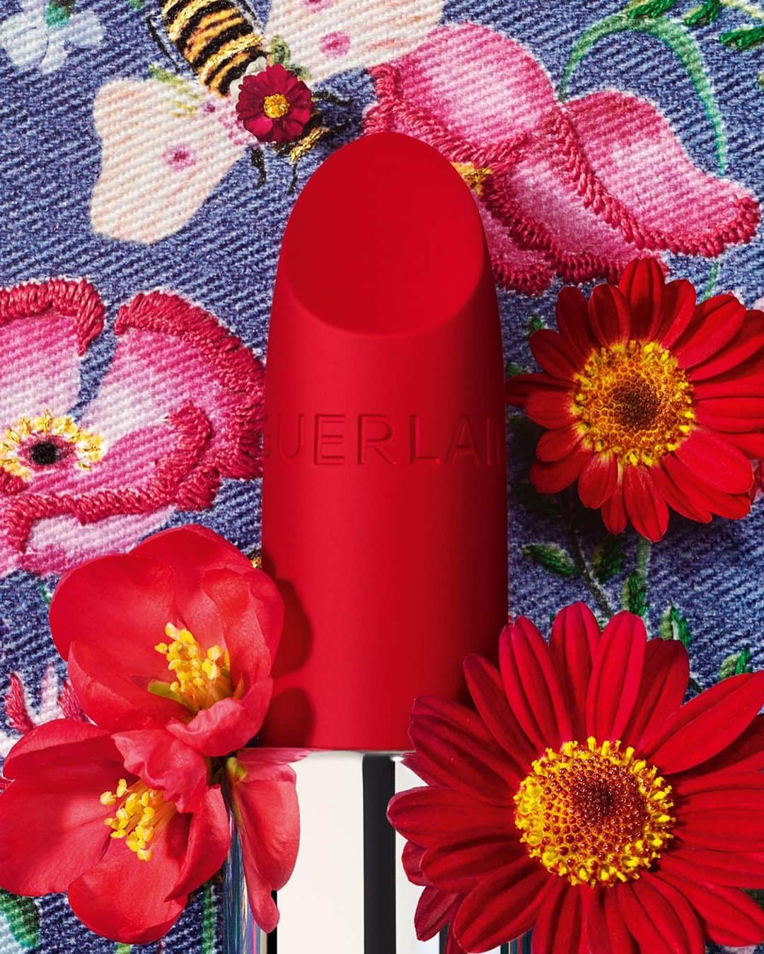 ゲランさんのインスタグラム写真 - (ゲランInstagram)「Endlessly customisable. Deliciously pigmented. An iconic object of beauty.​ Discover the new trio of Rouge G: Luxurious Velvet summer shades.​  360 Milky Beige. A timeless chic rosy beige.​ 510 Rouge Red. A bright, bold true red.​ 880 Ruby Red. A radiant scarlet red, synonymous with sophistication.​  #Guerlain #GuerlainMakeup #RougeG」4月17日 23時44分 - guerlain