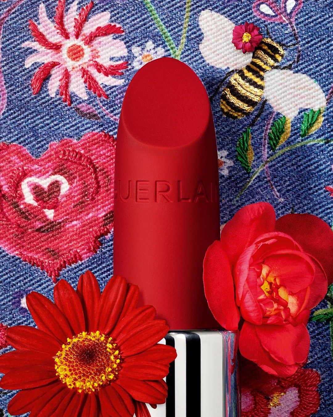 ゲランさんのインスタグラム写真 - (ゲランInstagram)「Endlessly customisable. Deliciously pigmented. An iconic object of beauty.​ Discover the new trio of Rouge G: Luxurious Velvet summer shades.​  360 Milky Beige. A timeless chic rosy beige.​ 510 Rouge Red. A bright, bold true red.​ 880 Ruby Red. A radiant scarlet red, synonymous with sophistication.​  #Guerlain #GuerlainMakeup #RougeG」4月17日 23時44分 - guerlain