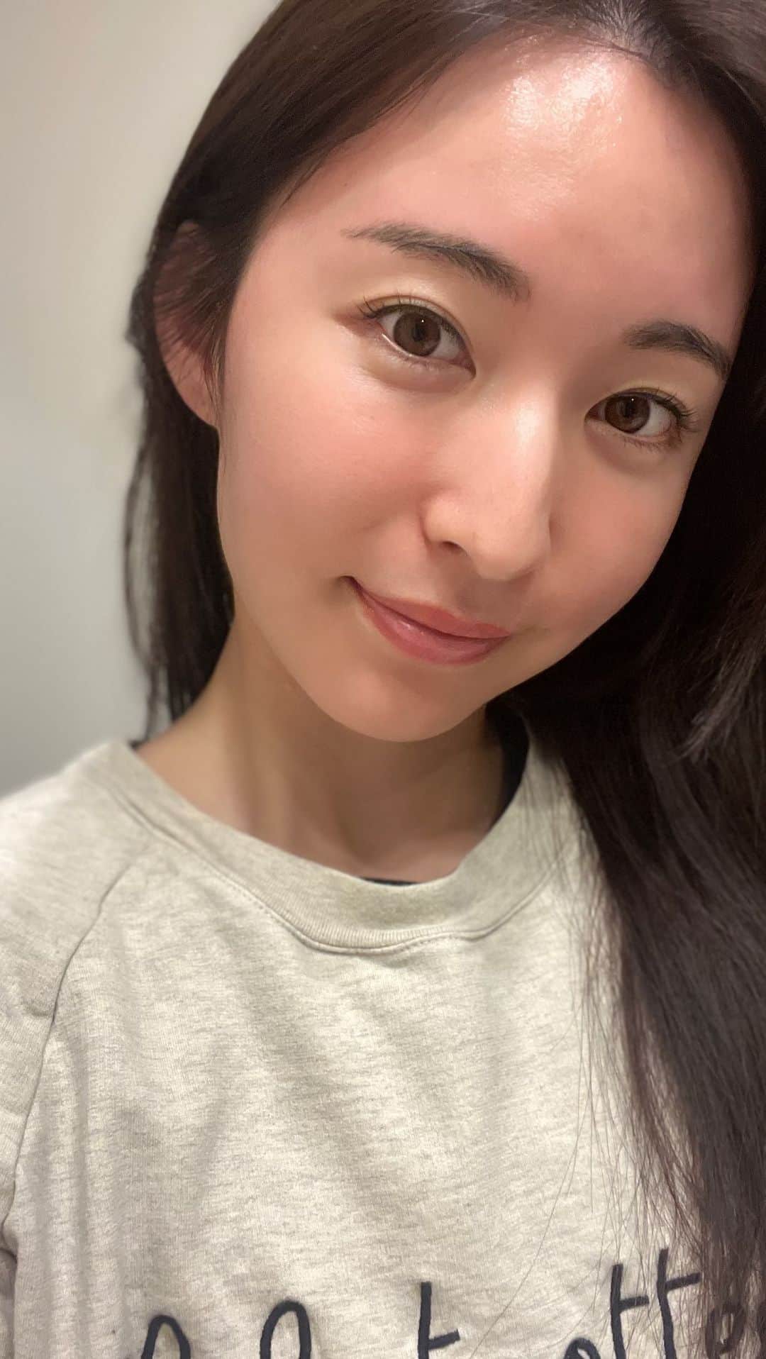 河野友美のインスタグラム：「愛用スキンケアと美容医療トーク🤍 フォロワーさんみなさま美容詳しくて楽しかった〜🥹✨ とりあえずアーカイブしますね🤍  【LIVEに出てきたクリニックとスキンケアブランド】 @sohsoh_cosmetic_japan  @lookfantasticjapan ←the ordinaryとthe inkylist買ってる @ginza_miyuki  @daikanyama_womensclinic  @omotesando.wiz @haive_beautysalon」
