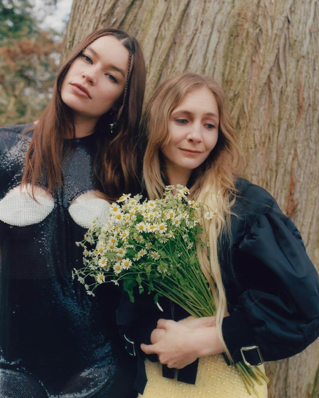 ネッタポルテのインスタグラム：「“I don’t understand who prayed to which god to get us on tour with @HarryStyles. We have lucky stars for sure.” It’s been a whirlwind three years for @wetlegband – from a number one album to award wins and world tours – but it’s all about having fun for the friends at the forefront. Read their PORTER cover interview with @hannahanra and see the full shoot – photographed by @annielai__ and styled by @kristenneillie – at the link in bio.」