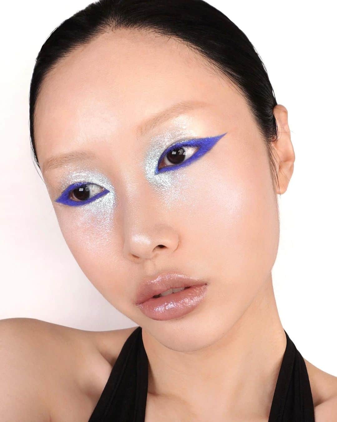 のインスタグラム：「M·A·C TREND #MERMAIDEYES  #GLITTER #GLITTEREYES #GLITTERMAKEUP #GLITTEREYESHADOW #MACGLITTER #MACDAZZLESHADOW  @MACCOSMETICS  @MACCOSMETICSKOREA  #맥 #맥트렌드 #맥소속직원 #맥크리에이터  #MACCREATORKOREA #MACCREATOR #MACTREND #MAC #MACCOSMETICS #MACCOSMETICSKOREA   PRODUCTS -Colour Excess Liner in Perpetual Shock! -Dazzle Shadow Liquid in Diamond Crumbles」