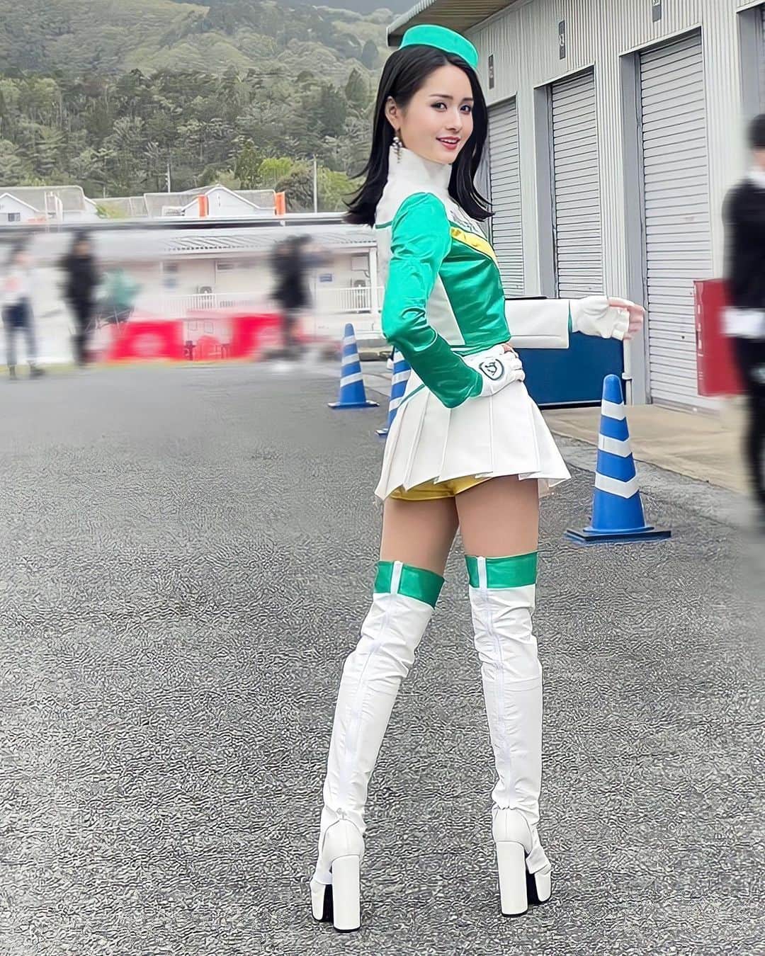 五十嵐みさのインスタグラム：「. 二日間の余韻💭 .  #SUPERGT#スーパーgt#埼玉トヨペット#greenbrave#埼玉トヨペットサポーターズ#コスチューム#サーキット#モータースポーツ#52号車#grsupra#岡山国際サーキット#レース#レースクイーン#ニーハイブーツ#ニーハイ#黒髪#暗髪#racequeen#撮影会#ポートレート#一眼レフ」