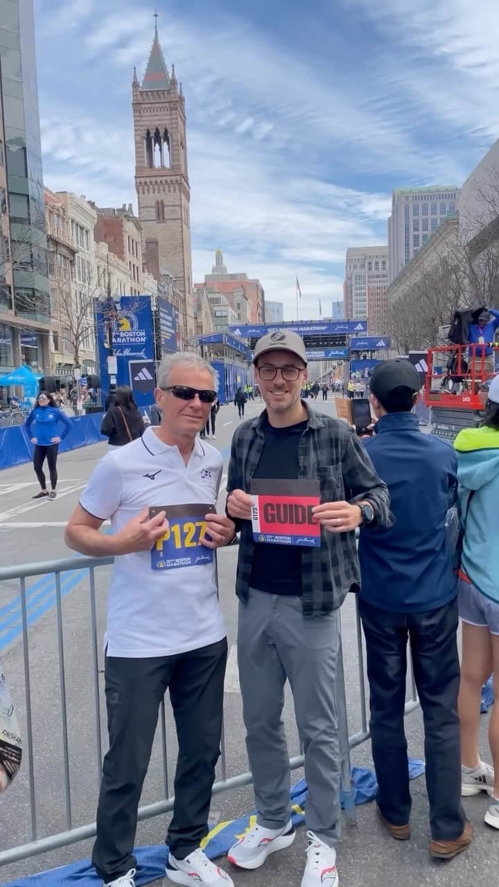 サッカニーのインスタグラム：「What’s more courageous than conquering the Boston Marathon? Doing it with your father by your side. Canadian Saucony Ambassador, Riccardo Tortini, is guiding his legally blind father, Giuseppe, through his 231st marathon today. Let’s give this amazing duo a round of applause as they Take Courage on the course today! #TakeCourage #BostonMarathon」