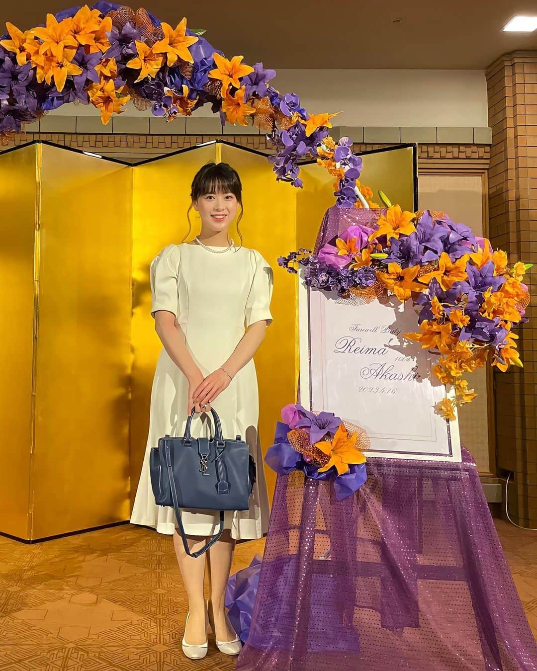 藤本真未さんのインスタグラム写真 - (藤本真未Instagram)「* 昨日は、宝塚歌劇団を卒業されたばかりの 「あかっしー/ゆうみちゃん」こと「朱紫令真(あかし・れいま)さん」のフェアウェルパーティーに参加させていただきました🥹💜🧡 @akashi_reima  * 仲良くしてもらっている長野朝日放送アナウンサーの中野希友未ちゃん @mayuminakano_abn のお姉様なのです✨ 本当に素敵姉妹🥺素敵ファミリーです❤️ * 紋付袴姿で会場に入って来られた瞬間から 涙が溢れました🥹💜🧡終始うるうる… * まだまだ男役さん姿を観たかったので、卒業を発表された時は残念な気持ちもありましたが、 お歌のプレゼントやお話の最中、一点の曇りもない清々しい表情をされていて、 私まで晴れやかな気持ちになりました☀️ 丁寧なお話も、立ち振る舞いも、お歌も本当に素晴らしくて🥹今後の活躍がまた楽しみになる…そんな時間でした😊 * 希友未ちゃんが司会をしていたので、姉妹共演のパーティーがまた温かくて☺️💓 最高のフェアウェルパーティーでした👏👏 * 素晴らしい時間をありがとうございました💜🧡！ * #宝塚歌劇団 #宝塚歌劇 #宝塚 #takarazuka  #星組 #100期 #男役 #朱紫令真 さん #赤と黒 #フェアウェルパーティー #卒業パーティー #帝国ホテル #ImperialHotel #日比谷 #真っ白コーデ × #星組カラー のバッグ ※ステキなウェルカムボードで、プロのカメラマンさんが私のスマホでたくさん撮影してくださいました🤲」4月17日 23時54分 - manamifujimoto108