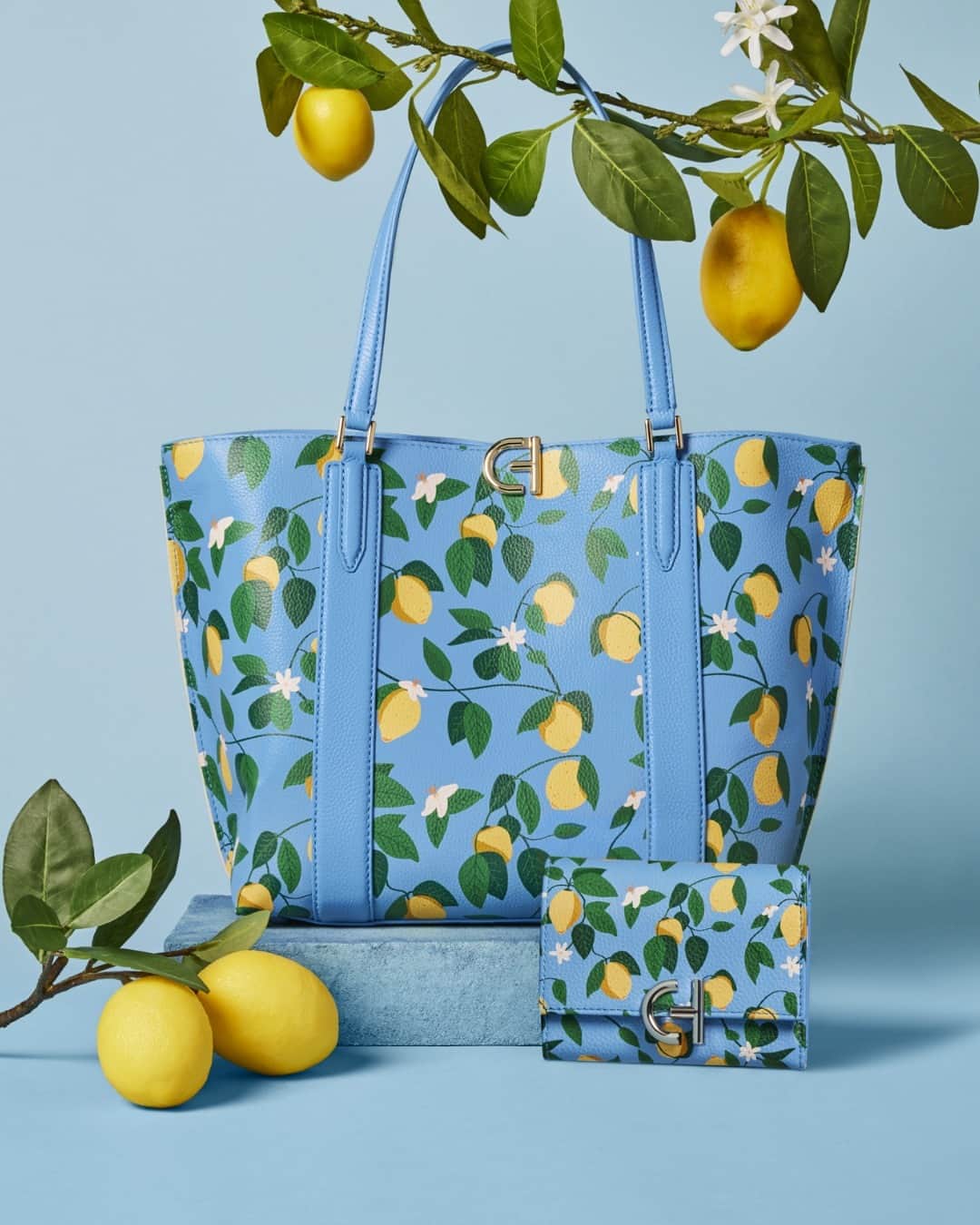 Cole Haanのインスタグラム：「🍋🍋 Fresh picked. 🍋🍋 Get yourself a bag (or shoe) of lemons. Tap to shop the Lemon-Print Collection.」