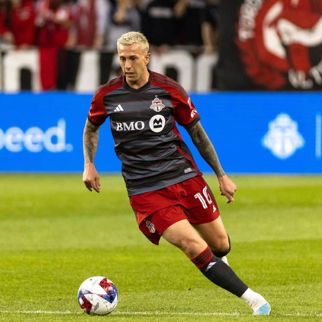 フェデリコ・ベルナルデスキのインスタグラム：「We wanted to win in front of a wonderful crowd.  A draw and one more point. C’mon tfc!!! 🔴  #torontofc #rockngoal」