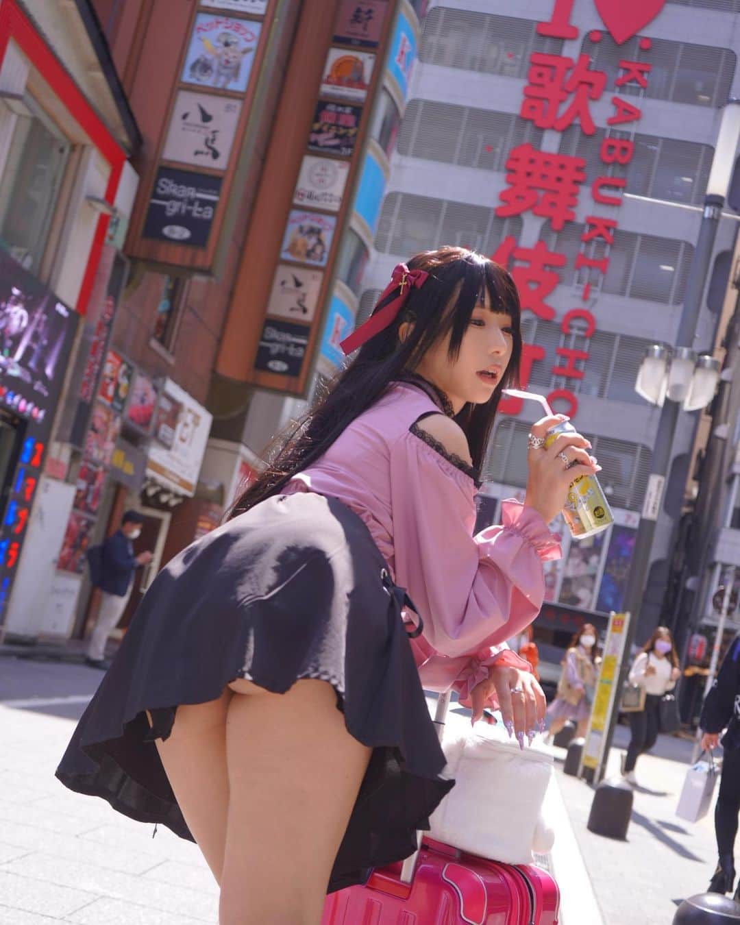 のインスタグラム：「コスホリの編集がんばってる🤲´- 地雷メンヘラ女子💕  #地雷系女子 #歌舞伎町 #メンヘラ #kabukicho #パンチラ #おしり #ストゼロ #kawaii #乙アリス #コスホリック」