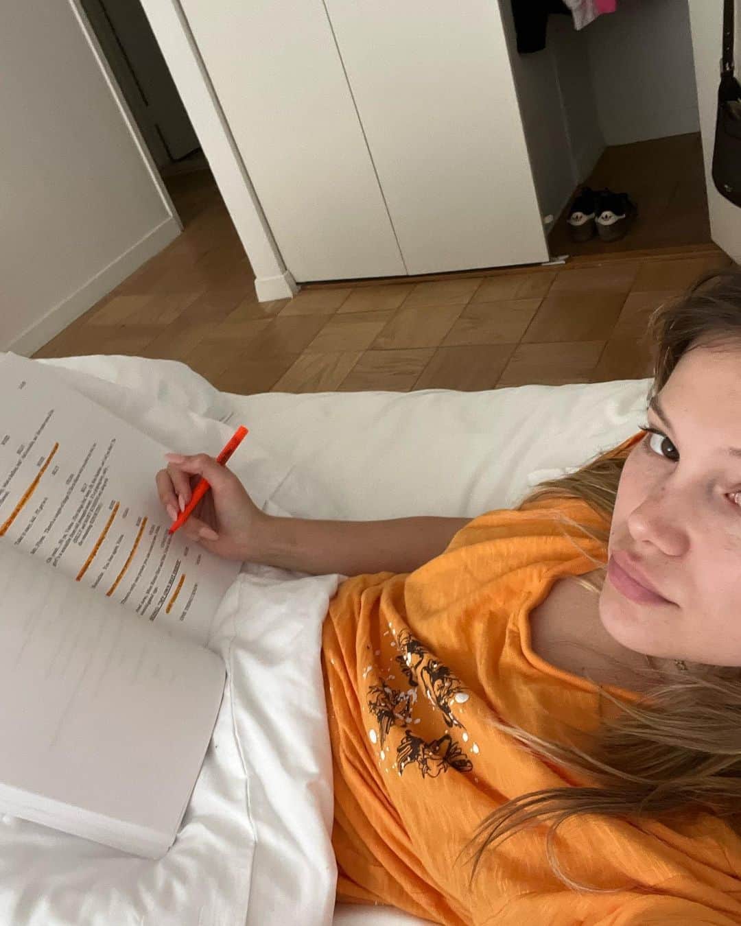 オリヴィア・ホルトさんのインスタグラム写真 - (オリヴィア・ホルトInstagram)「just a little glimpse into the last month of my life… currently lying in bed reminiscing on the last few weeks of moving to this wild city, long rehearsals, making it to the stage without throwing up everywhere, AAAND making my broadway debut !!! i still can’t believe this is real. i love this company. i love this theatre. i love how sore my legs and feet are. i love the endless amount of passion i feel in every person i meet in this chicago family. i also love learning from them. and i really love roxie. so much gratitude to this company. welcoming me with open arms and giving me the opportunity to challenge and push myself. you’re all so cool and make me laugh and i look up to you in more ways than you know. and congrats to my dearest amos (@liamfennecken) on making HIS broadway debut ahhh!!! and my velma (@misskimizzo) on joining this cast and just being the remarkable human you are! and thank you to everyone who has come out to see the show this past week !!!!  1 week down, 7 more to go.  and let’s do it all again tonight 🥹」4月17日 23時48分 - olivia_holt