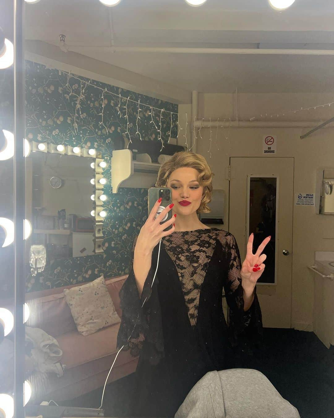 オリヴィア・ホルトのインスタグラム：「just a little glimpse into the last month of my life… currently lying in bed reminiscing on the last few weeks of moving to this wild city, long rehearsals, making it to the stage without throwing up everywhere, AAAND making my broadway debut !!! i still can’t believe this is real. i love this company. i love this theatre. i love how sore my legs and feet are. i love the endless amount of passion i feel in every person i meet in this chicago family. i also love learning from them. and i really love roxie. so much gratitude to this company. welcoming me with open arms and giving me the opportunity to challenge and push myself. you’re all so cool and make me laugh and i look up to you in more ways than you know. and congrats to my dearest amos (@liamfennecken) on making HIS broadway debut ahhh!!! and my velma (@misskimizzo) on joining this cast and just being the remarkable human you are! and thank you to everyone who has come out to see the show this past week !!!!  1 week down, 7 more to go.  and let’s do it all again tonight 🥹」