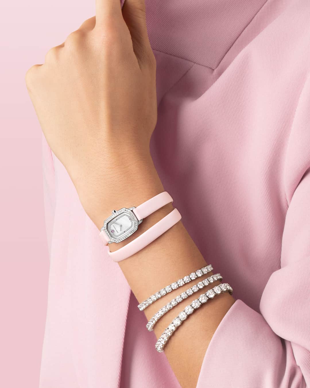 ハリー・ウィンストンのインスタグラム：「Effortlessly paired with sparkling diamond tennis bracelets, the petite 18mm Emerald captures the timeless beauty of a Harry Winston design. Tap the link in bio to adorn your wrist with this elegant timepiece. #HWEmerald #HarryWinston」