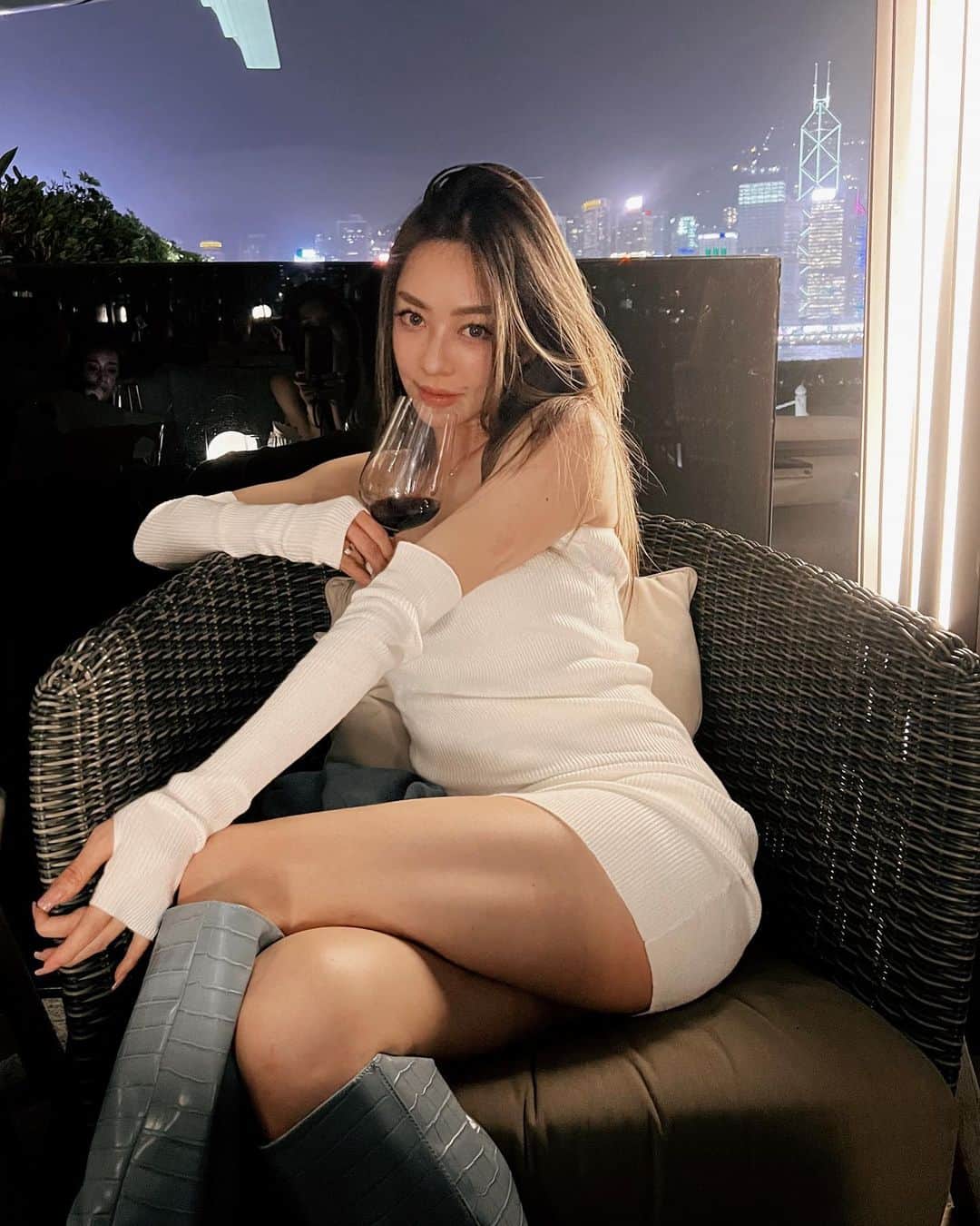 松岡李那のインスタグラム：「Bring My Lil Sis 🇯🇵 to My Faverite Restaurant in Hk🍽🇭🇰✨ Good Food Good atmosphere Good view and good wine🥹✨ It was wonderful Nite💓💓💓  @hexahk」