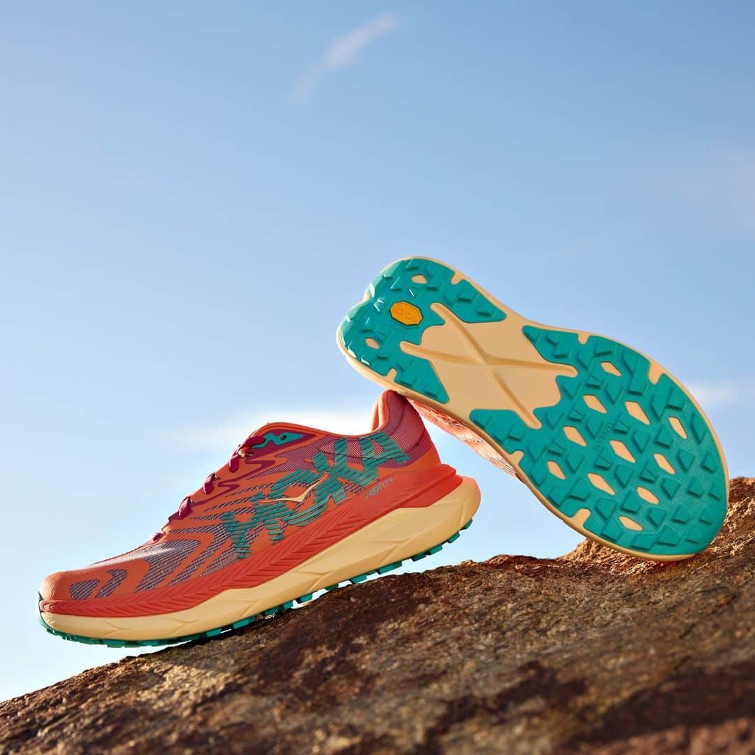 ホカオネオネのインスタグラム：「A Treat for Trail Runners 🏞️  The Tecton X 2 is here with a completely re-engineered, breathable upper, propulsive carbon plates, and next level grip. Tackle your next trail run or race with speed, precision, efficiency, and the confidence to reach new peaks.  Treat yourself at the 🔗 in our bio.   #HOKA #TectonX2 #productlaunch #trailrunning #FlyHumanFly」