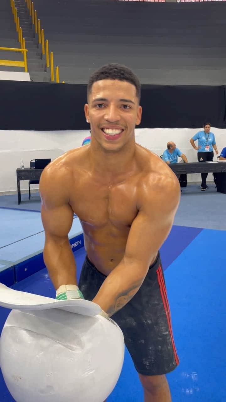 アルトゥール・オヤカワ・マリアノのインスタグラム：「No pique de competição, aqui um video dos ginastas fazendo os elementos!!! Sera que acertaram tudo??👀❌✅ Se flopar não faço mais video assim. Tchau! 😅 Ginastas: 1º @jv.daxs  2º @josue_heliodoropjl  3º @diogo_s0ares  4º @leomatheus_  . #gymnastics」