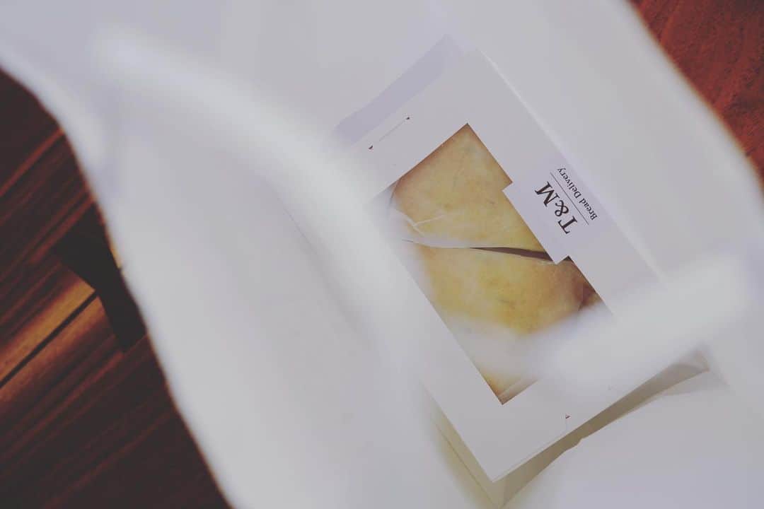 椎名直子のインスタグラム：「昨日 お友達にいただいた アップルパイの美味しかったこと！  朝がステキな時間になりました〜  ありがとう💛」