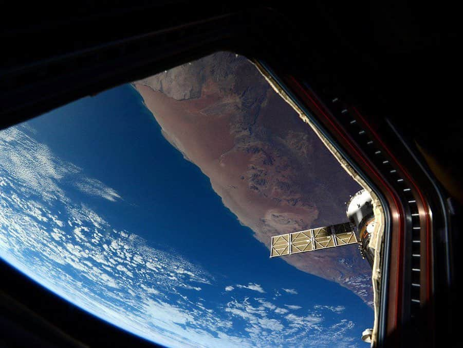 スコット・ケリーさんのインスタグラム写真 - (スコット・ケリーInstagram)「When I was on the #ISS the Namib Desert in Namibia was a place I vowed to visit some day. Finally made it to the top of one of the massive dunes with my wife @amikokelly. Challenging climb in the fine sand.」4月18日 0時04分 - stationcdrkelly