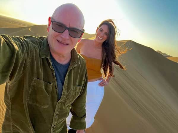 スコット・ケリーのインスタグラム：「When I was on the #ISS the Namib Desert in Namibia was a place I vowed to visit some day. Finally made it to the top of one of the massive dunes with my wife @amikokelly. Challenging climb in the fine sand.」