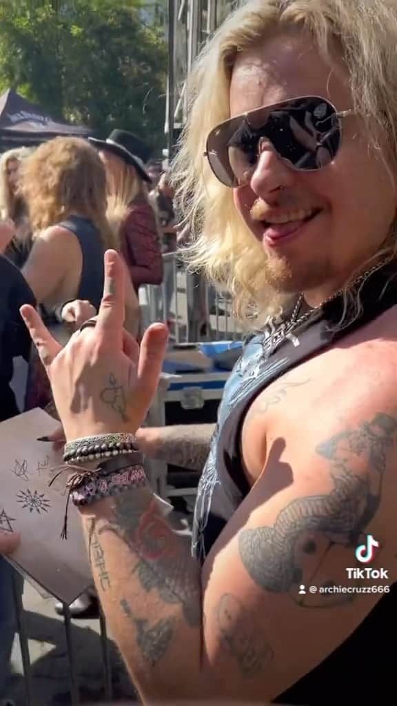 アーチー・クルーズのインスタグラム：「Show day in LA ⚡️🤟🌴」