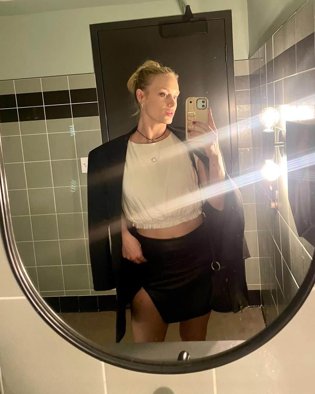 レヴェン・ランビンのインスタグラム：「🖤🖤」