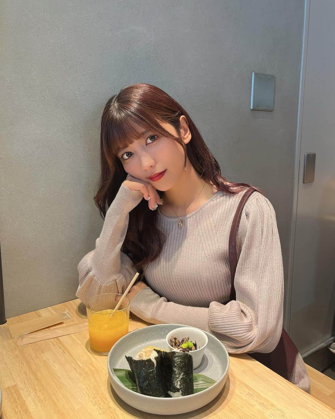 ゆんさんのインスタグラム写真 - (ゆんInstagram)「勝どき駅の近くにある cafe965(カフェクロコ)に 朝活モーニング行ってきた🐤☀️  モーニングは洋食だったり パンのとこが多いけどここは 店員さんが和なおにぎりを握って くれて握りたてを食べれるの🍙  店員さんが声かけてくれて 「お店入ってきた瞬間絶対 ゆんちゃんだ！ってすぐ分かりました！」って言ってくれて嬉しかったです👼🏻  それもあって いい朝の時間だった ( ᐢ˙꒳​˙ᐢ )  おにぎりの具は選べるよー！！！」4月18日 0時12分 - yuntaaam_s2