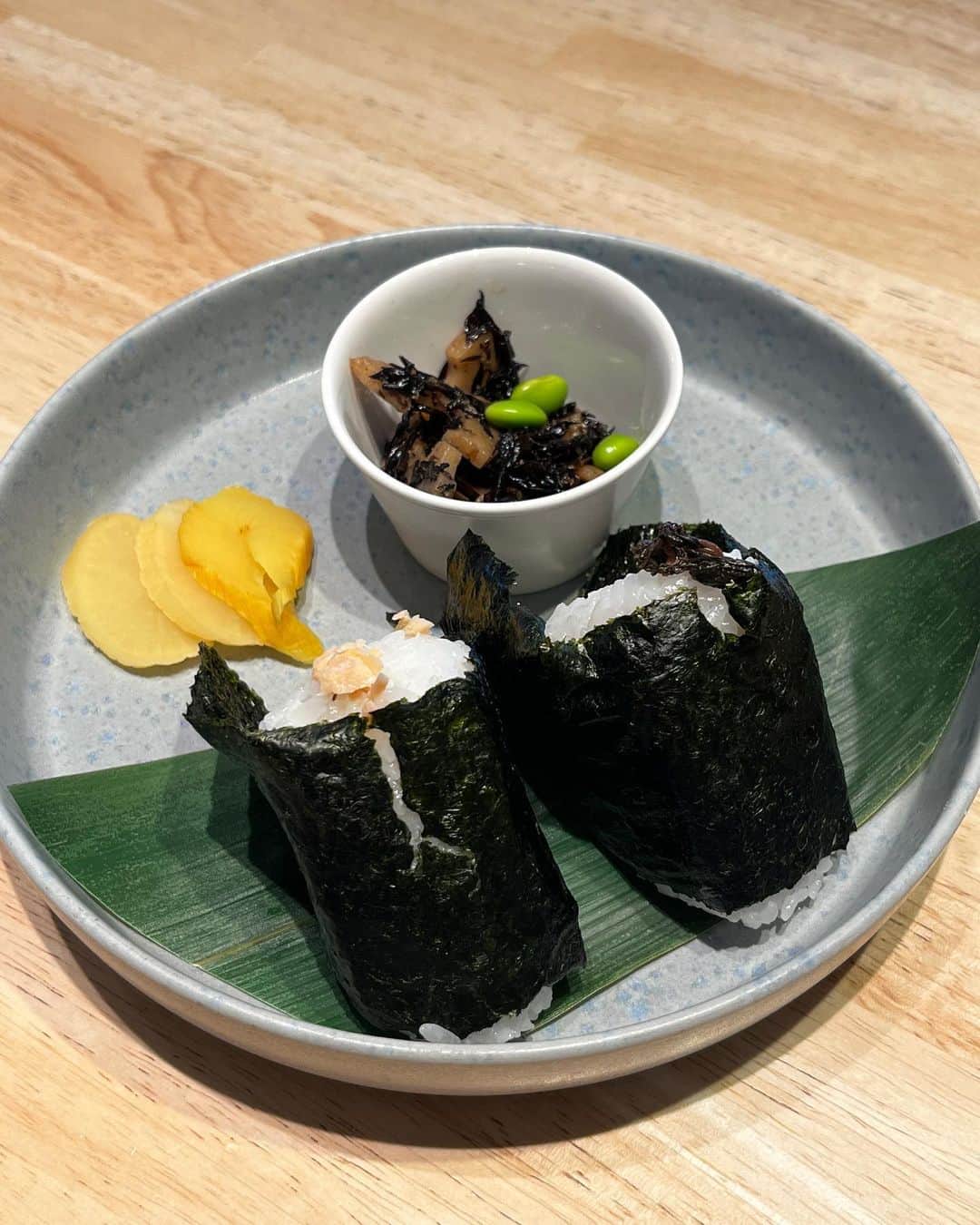 ゆんさんのインスタグラム写真 - (ゆんInstagram)「勝どき駅の近くにある cafe965(カフェクロコ)に 朝活モーニング行ってきた🐤☀️  モーニングは洋食だったり パンのとこが多いけどここは 店員さんが和なおにぎりを握って くれて握りたてを食べれるの🍙  店員さんが声かけてくれて 「お店入ってきた瞬間絶対 ゆんちゃんだ！ってすぐ分かりました！」って言ってくれて嬉しかったです👼🏻  それもあって いい朝の時間だった ( ᐢ˙꒳​˙ᐢ )  おにぎりの具は選べるよー！！！」4月18日 0時12分 - yuntaaam_s2