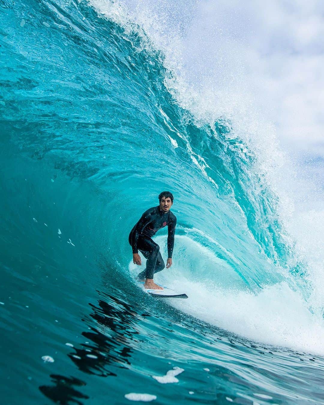 ガブリエル・メディーナのインスタグラム：「Testado e aprovado pelo nosso tricampeão mundial @gabrielmedina depois de mais de 50 anos de evolução contínua no desenvolvimento de roupas de borracha! Novo Long John FlashBomb Fusion 3/2mm Zip Free, o wetsuit com inédita e exclusiva técnica de selagem que elimina 96% das costuras evitando vazamentos e te deixando mais aquecido e confortável por mais tempo! Disponível com exclusividade em ripcurl.com.br, onde você pode parcelar em até 10x sem juros, ou nas lojas @ripcurl_garopaba e @ripcurl_morumbi ! 🔥 #VaiMedina #FlashBomb #Fusion #Ultimate #Wetsuit #RipCurl #Surf」