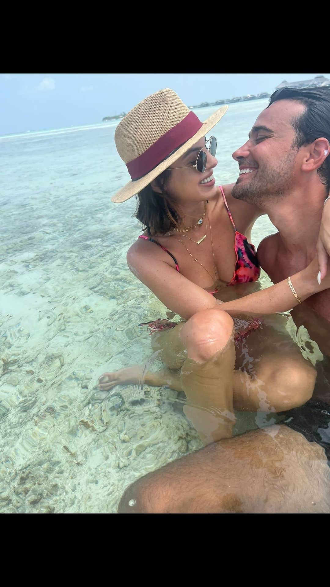 ステファニー・ブリットのインスタグラム：「E assim foi a nossa viagem dos sonhos!!!!! ❤️ Meu amor, melhor compania de viagem, o cara q me incentiva a superar meus medos (e mergulhar!),meu treinador de fly board, meu parceiro das crises de riso e de vinhos, meu melhor amigo! ❤️ Vamos fazer 12 anos que nos encontramos nessa vida e ainda parecemos dois adolescentes namoradinhos viajando pela primeira vez juntos! Te amo e o melhor lugar do mundo vai ser sempre do seu lado (e do Enrico!)❤️」