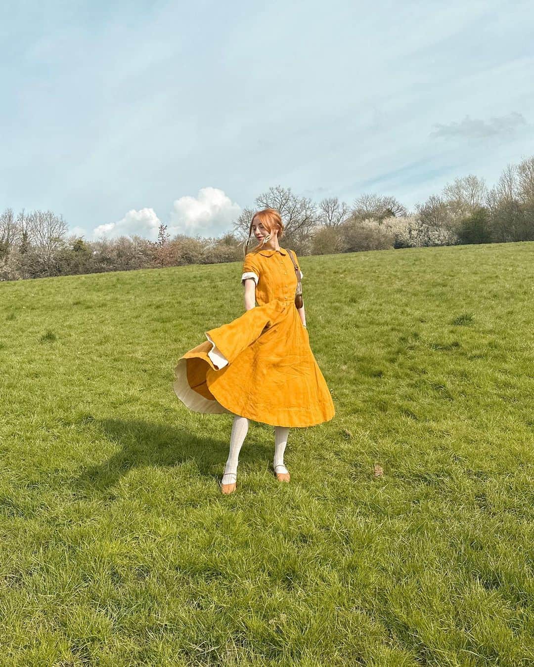 ベッキー・クルーエルのインスタグラム：「Spring’s first light filling the pages with shimmering delight ☀️   Feeling very little women, in my @sondeflor classic short sleeve dress in marigold 🌻    made from 100% locally sourced Lithuanian linen and free shipping right now 😊  #thisjaneaustenlife #ofwhimsicalmoments #fairycore #cottagefairy #asecondofwhimsey #wherefairiesdwell #theheartofslowliving #softcore #coquetteaesthetic #parisiennegirl #thatvelvetfeeling #dreaminginpictures #amomentofwonder #ofquietmoments #whimsicalwonderfulwild #meadowcore #gardencore #warmcore #vintagecore #aseasonalshift #embracingtheseasons #quietchaotics #naturecore #lafemmeparisienne #monlook #onparledemode #romanticstyle #softgirlaesthetic #fashionhistory #springoutfitideas」
