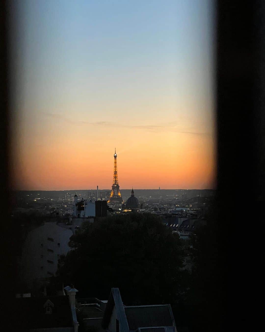 Estée Lalondeさんのインスタグラム写真 - (Estée LalondeInstagram)「Sunrise > Sunset in Paris with @esteelalonde」4月18日 0時30分 - esteelalonde