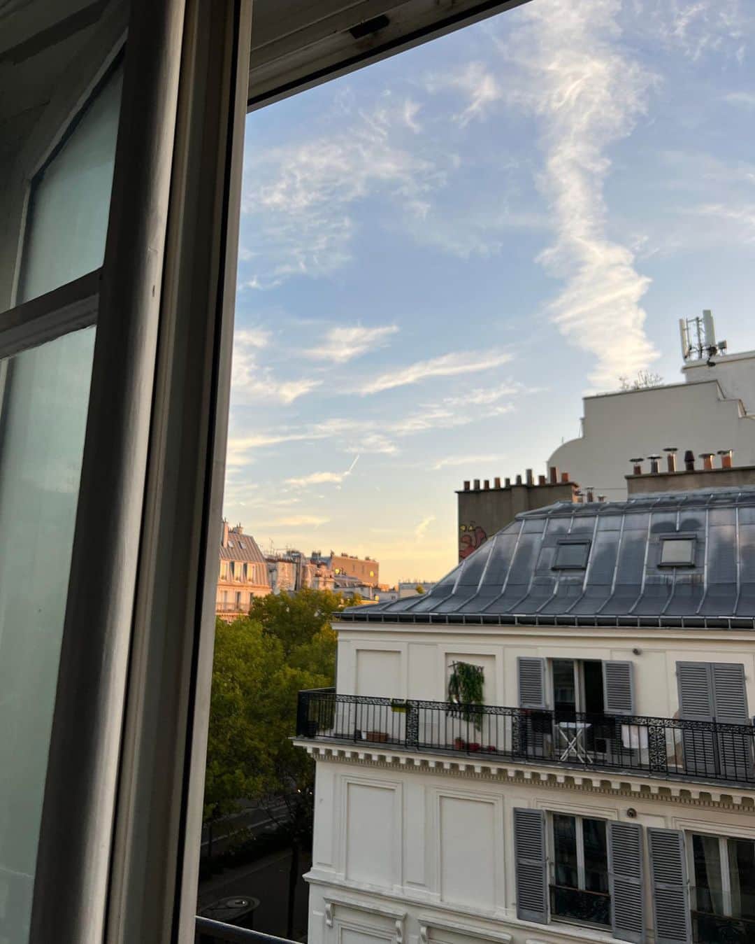 Estée Lalondeのインスタグラム：「Sunrise > Sunset in Paris with @esteelalonde」