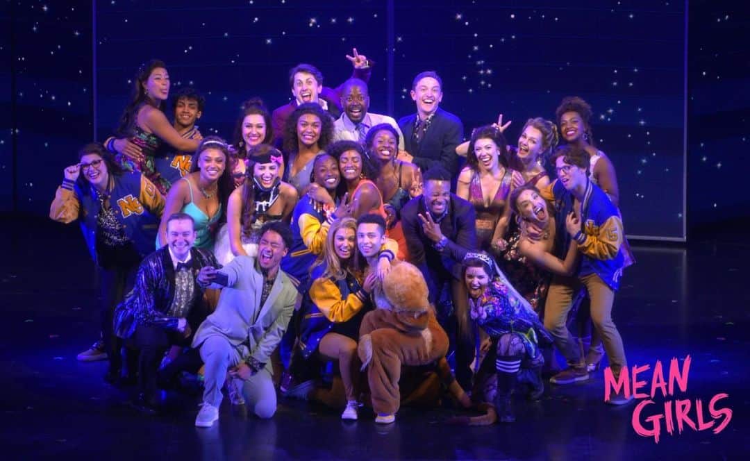 リンジー・ピアースのインスタグラム：「three more weeks @meangirlsbway 😭🙏🏻💗  (Ran out of space to tag @chelseambonsu @streetlifenstuff @ericasimonebarnett )」