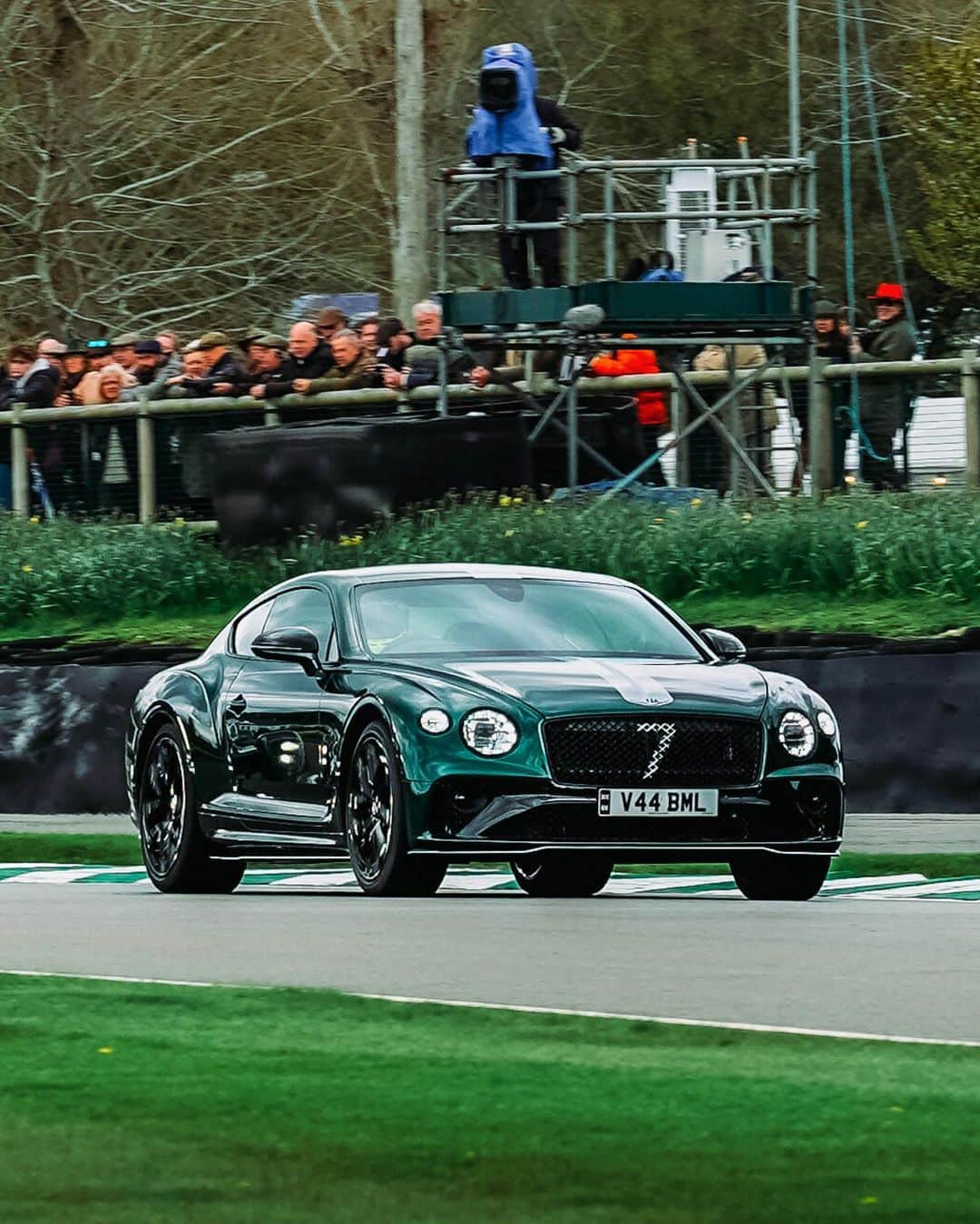 ベントレーさんのインスタグラム写真 - (ベントレーInstagram)「The enduring spirit comes with every Bentley. And now it’s celebrated at this year’s @goodwoodrrc Member meeting - a dynamic debut for the first of the #ContinentalGT #LeMans Collection by #Mulliner; a tribute to Speed 8. Discover more: https://click.bentley/3KKCpQc. #WorldOfBentley | 📷: @georgecolbeanu _ #Bentley Continental GT (W12) WLTP drive cycle: combined fuel consumption: 20.6 mpg (13.7 l/100 km), combined CO₂: 311 g/km」4月18日 0時31分 - bentleymotors