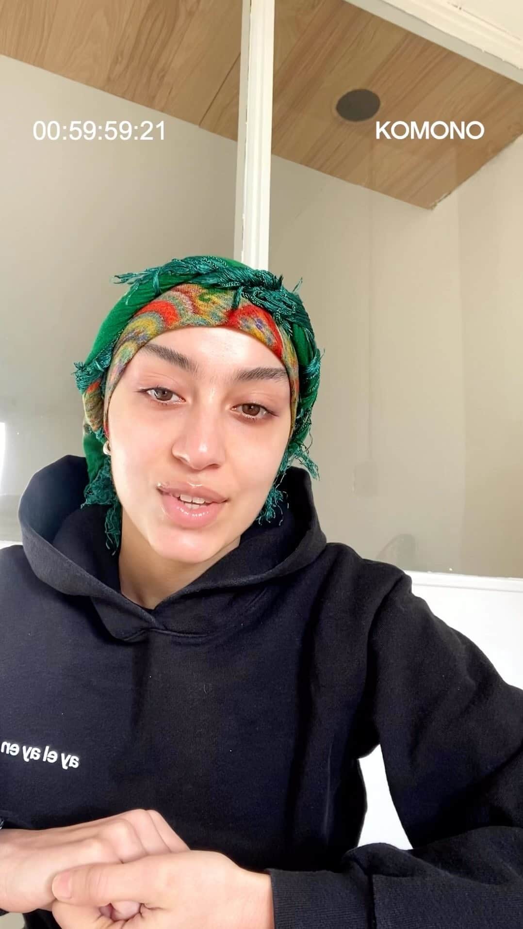 コモノのインスタグラム：「Meet the first talent of our #ComeAsYouAre campaign.  We were inspired Chaima and her self-confidence, being the result of knowing exactly what she wants, who she is and who she surround herself with.   Discover her interview and let her vison inspire you.」