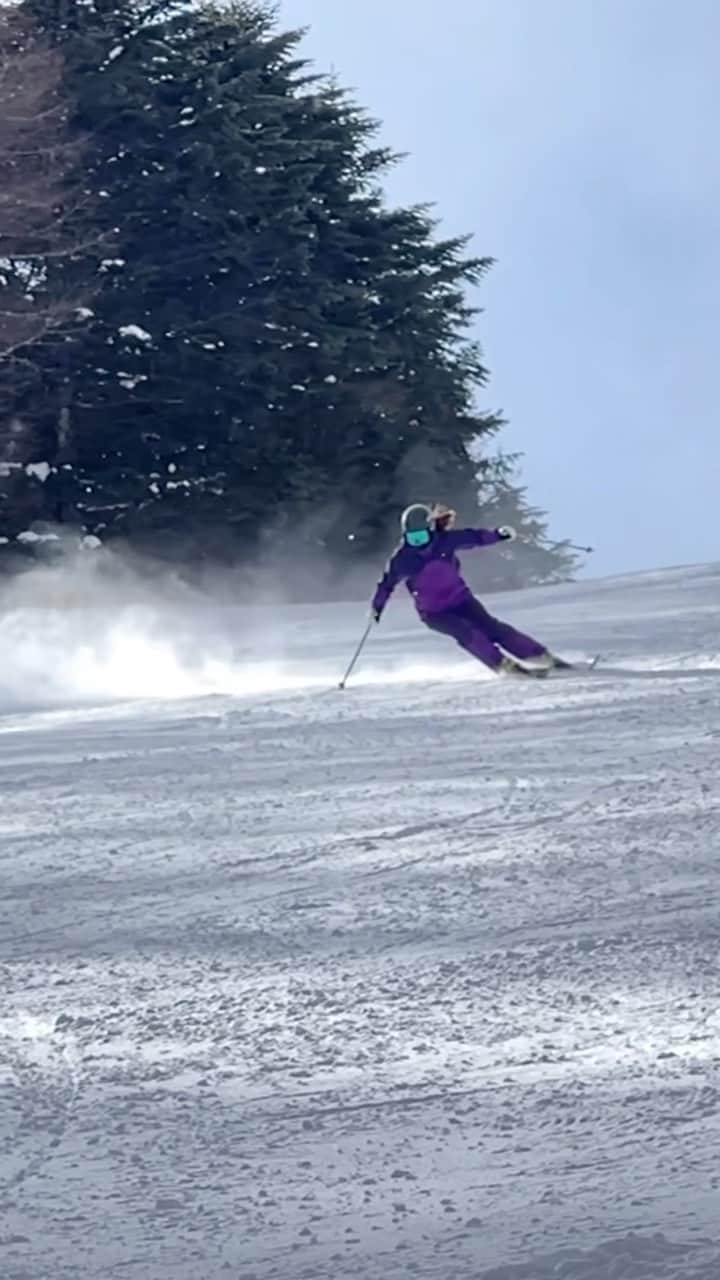 清澤恵美子のインスタグラム：「スキー動画🎿 #ミディアムターン #前半に圧かけない滑り #足首なんて前に入れない　#ただのスキーヤー　#スキー大好き #目線が先行してるのはNG  #何もしてない滑り #ママスキーヤー  Ski @boots @fischertuningbase  Helmet @shred.skiing.japan  wear @goldwin_jp  Pole @leki.ski.outdoor  Wax @gallium_wax  Boot tune @hatchery_setagaya  Insole @ba2ne_insole」