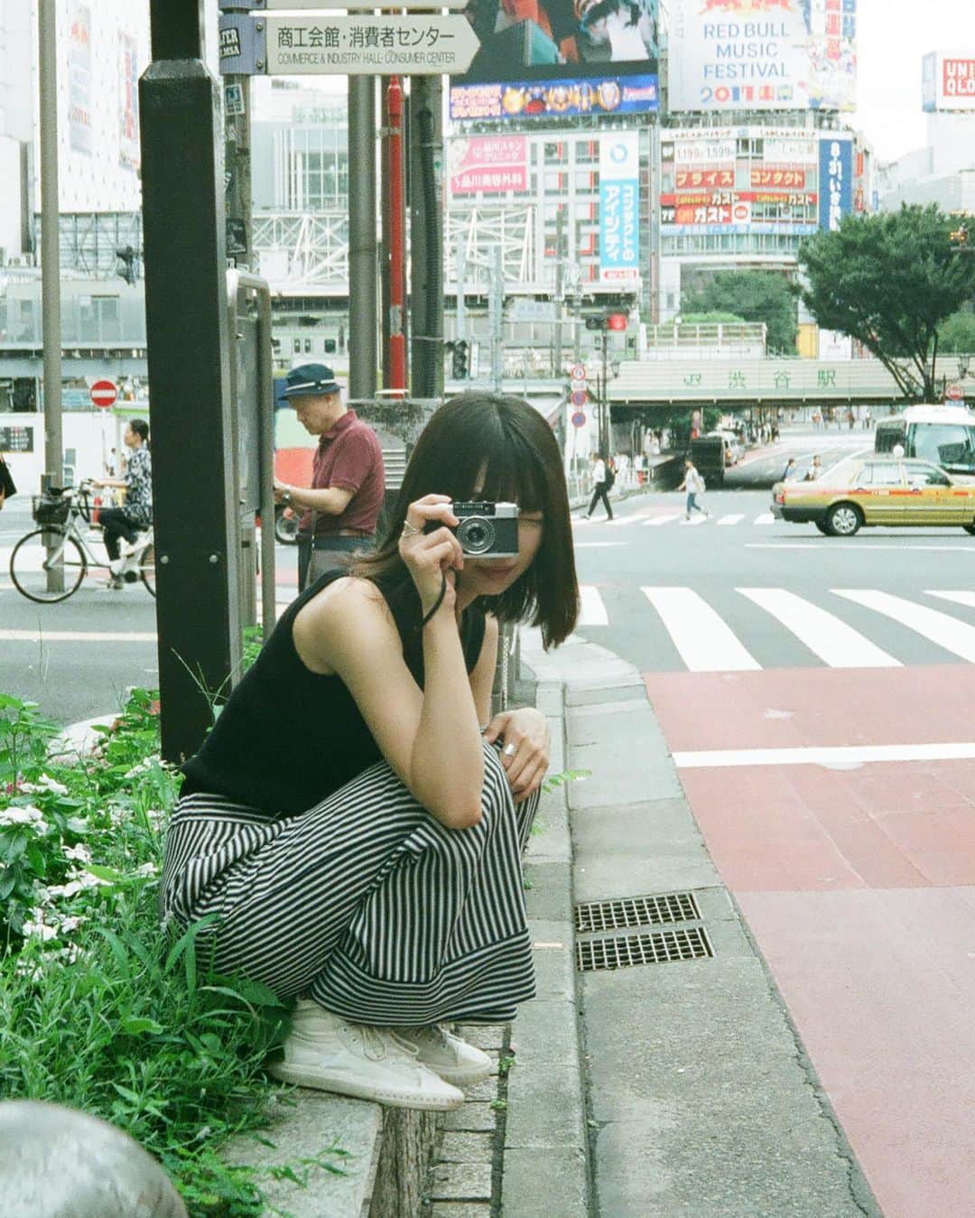 Yuma Takatsukiさんのインスタグラム写真 - (Yuma TakatsukiInstagram)「. . . film . . . . . . 久しぶりに新しいフィルムカメラを買った。 ちゃんと使えたらいいな…！ ⁡ こういうのはめっちゃわくわくするよね。 ⁡ それでは今日もお疲れさまでした！ . Tokyo／Japan . #フィルムカメラで残す日常  . ―――――――――――――――――――――――――― 関西を中心にフリーランスで活動しています。 Web広告、個人撮影、家族撮影、PR撮影など、 4月以降の撮影依頼募集中です。 ⁡ ⁡Yuma Takatsukiオリジナルプリセットも販売中です。 ⁡プロフィールのポートフォリオサイトからご覧下さい。  またフォトサークルITTOKOという活動をしています。 ⁡ハイライトに色んなイベントをまとめています。 ――――――――――――――――――――――――――」4月18日 0時46分 - yu_umaa06