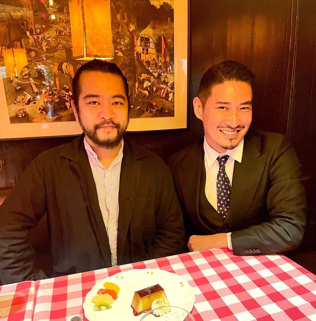 下村一喜さんのインスタグラム写真 - (下村一喜Instagram)「『下村さんに#遺影 のごとくポートレイトを撮影して頂いたので』と、シンスケさんに本日はお招き頂きました。  #lequineguine と云う会員制のBARのオーナー、シンちゃんとは長いお付き合いです。初めて彼のお店に行った時、感動し電流が走った。 たれかれと、シモちゃんとシンスケが逢っていないことは宜しくないと言い、出不精の僕の手を引いて親しい友人が遊びに連れて行ってくれた。 衝撃を受けた！  #文壇バー のようなそのお店は唯一無二。余りにもオンリーワンな個性を持つがゆえ、彼のお店はハリウッドの作品の舞台にもなっています（彼も出演しています）なんと#時計じかけのオレンジ の#マルコムマクダウェル と共演しているのです。これからもっと沢山、伝説を創る御方と伝説のリストランテとの美しい会合。 ____________  『狸穴の伝説の#キャンティ に行くなら、是非、下村さんとツレで行きたい』と御一緒させて頂きました。  『この席は#イヴモンタン と#シャーリーマクレーン がミュージカル作品に対する愛を語らい、そのお話しに参加しようと外国語に堪能な#大江健三郎 が相席し、その横の席から#柴田錬三郎 が聴き耳をたて、向かい側の席ではオーナーの#川添梶子 と#イヴサンローラン がブテックのライセンシーのため熱く話しを詰めていました。その間、酔った#安部公房 がゴーゴーを踊っていたりもしていました。』  『そしてこのテーブルは#手塚治虫 と#星新一 が『宇宙』について語り#丹下健三 と#岡本太郎 が『未来』の#大阪万博70 について激論した場所でもあります』と、本日の座ったテーブルのストーリーを支配人が語って下さった。  #今だ残る東京のモニュメントの様なレストランです __________________  #キヌギヌ  #後朝  @shinsuke_enomoto_   #下村一喜  #kazuyoshishimomura  #photographer  #写真家」4月18日 0時46分 - kazuyoshi_shimomura