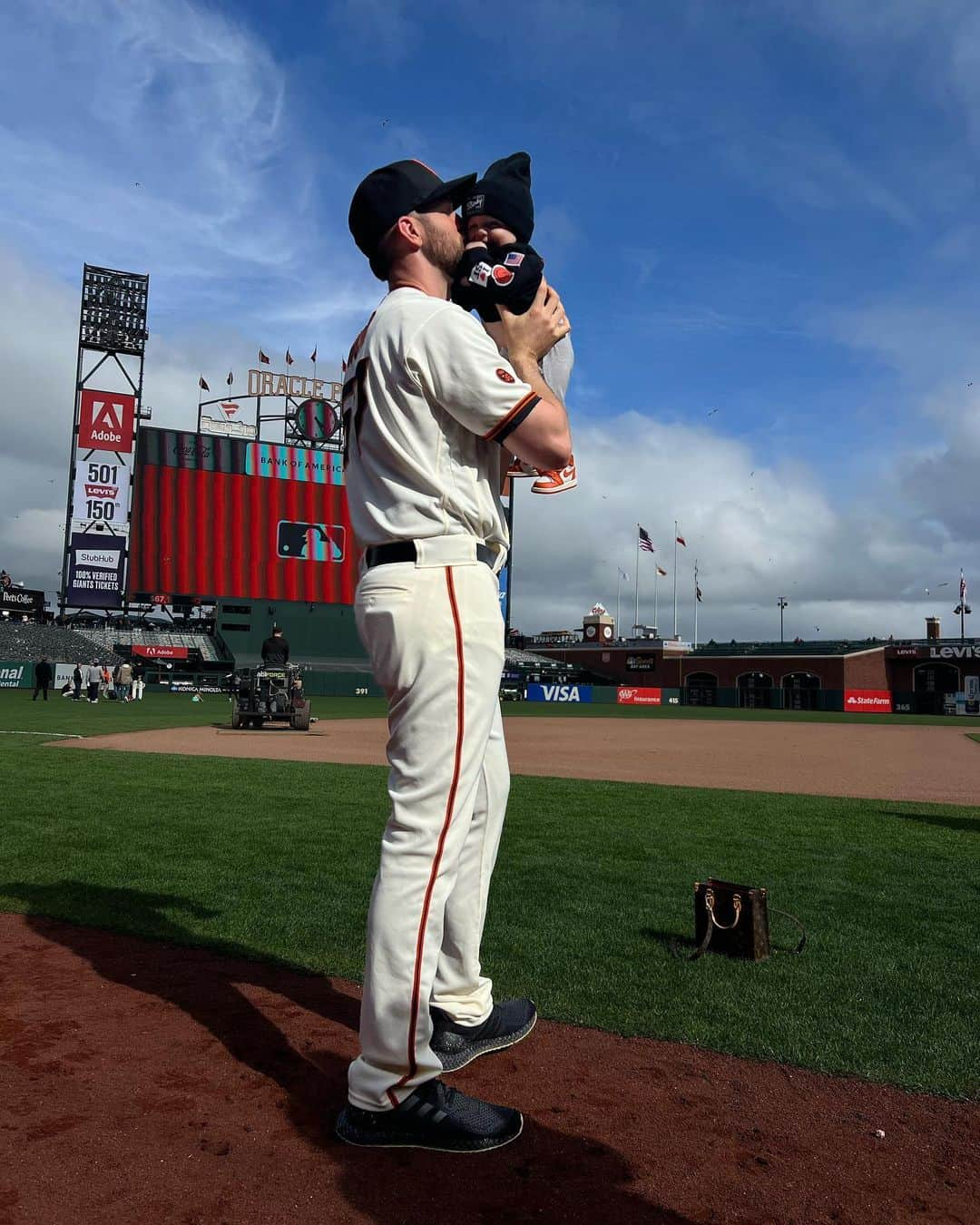 アレックス・ウッドのインスタグラム：「Asa enjoying his first season lol. Stay for the video at the end. #sfgiants」