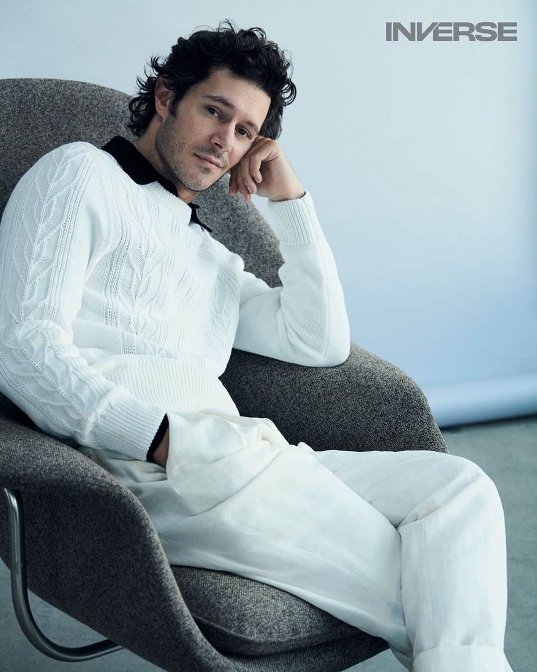 カナーリのインスタグラム：「Adam Brody wears a #Canali1934 look composed by a white sweater with herringbone motif paired with a pair of white trousers in this feature for @inverse. Photographed by @matthewbrookesphoto Styled by @eehay」