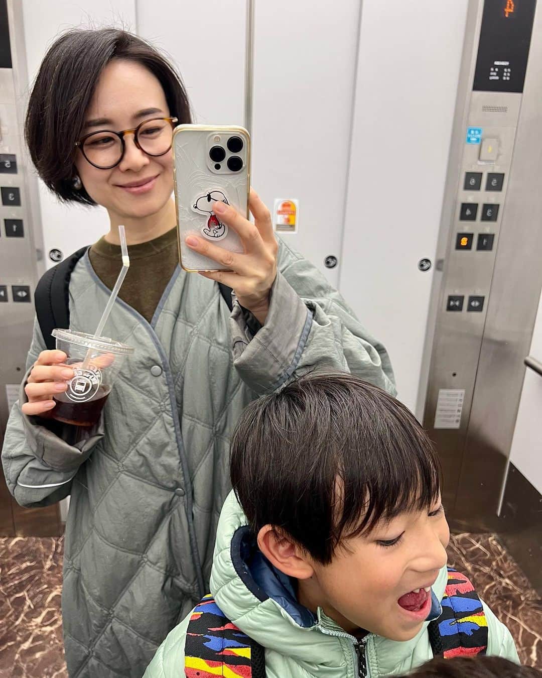 立花麻理のインスタグラム：「・  1年前には考えられなかった 生活とリズム📈  3ヶ月前には 想像できなかった ただ、こうなりたかった  親子の関係と𓂩 2人の波動 ❍🪄  一般的なそれより 遥かに高い息子のエネルギーが 然るべき場所に注がれ始め  新たな夢と目標を自分で見つけた途端 目がキラキラと輝き出して  お家では 一緒にお料理を楽しみ #オムライス兄さん をお手本に 日々トロトロオムライスを研究し🍳  人生初のカラオケで 『ママと家で思いっきり歌うほうがいいな』と 悟った息子®️  私は 大切な器達が次々と割れ 携帯が割れ  これは 人生が変わるトキなのでは...  髪が伸びに伸びているから 神の氣を整えにそろそろ参りましょう✂︎  そんな私たちの些細だけれど激変の日常です。  本日は4月17日でしたが 20日を前に氣が満ちてくる感覚があり  さまざまな方向から不思議な程、吉報を頂き  実家に行ってみると 別の家かと思う程に 素晴らしいお掃除がされていて  隅々まで清々しい空気に満ちていて 最高に気持ちが良かった🫧✨  両親もすごいタイミングで 大胆にお掃除していて  絶対にどんどん良くなるね🫶🏻✨  息子®️と私は ずーっと 仲良し親子だったけれど  環境の変化をきっかけに 2人で信頼関係を構築し直して  今、更に良い関係に 成長できている感覚がお互いにあって  これは 1番大切なことだから  これからもっと大きな困難がやってきても きっと大丈夫！ 私たちなら乗り越えられると信じて その自信になる様に ここに記しておきます。  今日は日記的に このスペースを使いたかったんです。  ここまでお付き合いして下さった方がいたら 心からの感謝を🫶🏻🫧  ありがとう✨  #日記 #息子®️ #親子 #私と息子の日常 #私のフォロワーさん達ありがとう♡」