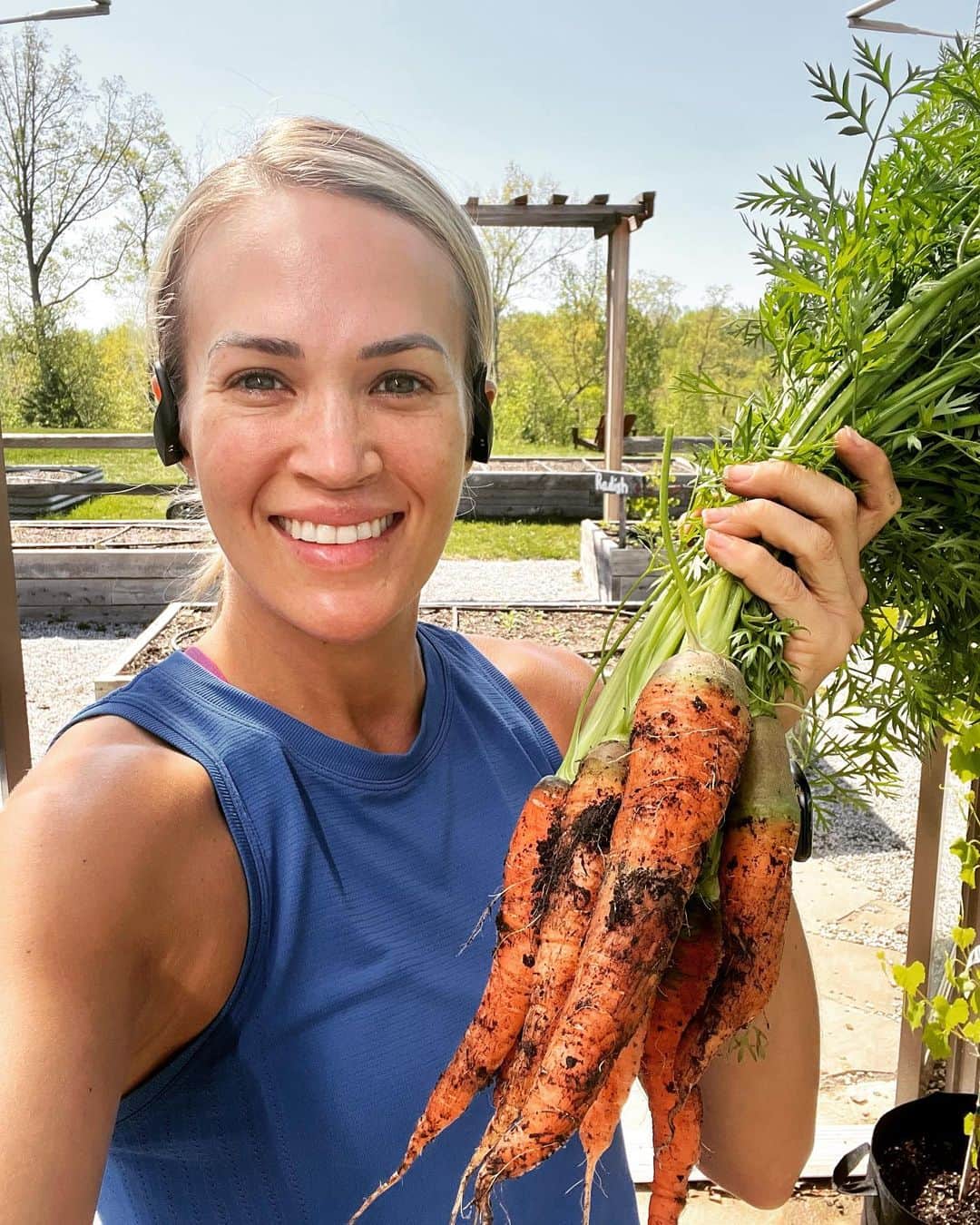 キャリー・アンダーウッドのインスタグラム：「I swore I’d never try to grow carrots again after a couple failed attempts…but here we are! 🥕🥕🥕👩‍🌾👩‍🌾👩‍🌾Feels so good to grow things… hoping the @epicgardening folks see this and feel just as excited and proud as I do about my greenhouse goodies!! ❤️❤️❤️ #garden #greenhouse #produce #organic #healthy #blessed」