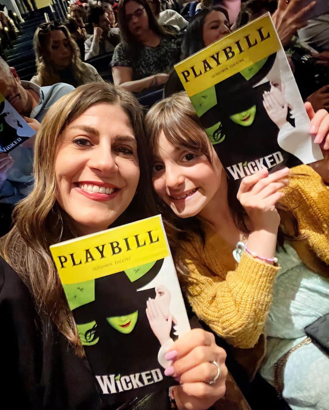 Ilana Wilesのインスタグラム：「I took Harlow to Wicked on Saturday night! She’s been playing the soundtrack nonstop, practically singing Popular in her sleep and was beyond excited. I took Mazzy years ago and forgot how good it is. That last scene at the end of the first act where Elphaba belts out Defying Gravity while floating to the ceiling with the broom made me so emotional!!! Harlow loved every second. She also made sure to wait at the stage door for autographs. We got Fiyero and Glinda but apparently Elphaba doesn’t come out that door. The woman next to me made her children feel better by saying, “that’s ok, remember a few years ago when we got to go backstage to meet Elphaba?” And then as we were walking away, Harlow said, “I kinda wanted to say. That’s okay, remember when the original Elphaba came over and hung out in our living room?” Ha. Ultimate Broadway theater flex, Harlow! And then I let her know that a Glinda (aka Megan Hilty) had been on the Mommy Show too!」