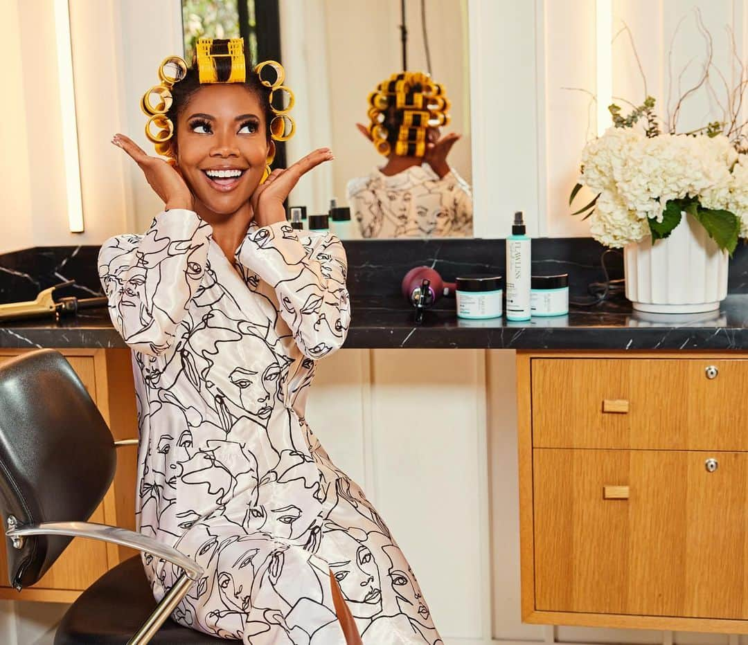 ガブリエル・ユニオンさんのインスタグラム写真 - (ガブリエル・ユニオンInstagram)「The salon experience has always been important to the Black community. It’s where we can be vulnerable with our hair without judgment, talk about the latest happening of the culture and escape the stressors of life.   As an ode to the iconic black beauty salons days, we’re super excited to announce our NEW Stylers Collection!   Featuring:  💎 5 Butter Leave-in Conditioner 💎 5 Butter Masque 1oz.  💎 Elongating Curl Custard 💎 Styling Glaze 💎Nourishing Scalp Spray  Available now on flawlesscurls.com and @amazon!  #IAmFlawless #FlawlessByGU #FlawlessFamily #flawlessbygu #flawlesscurls #naturalhairjourney #naturalista #texturedhair #hairtutorial #blackgirlmagic #curlyhair #curlyroutine #hairgoals #hairlove #flawlessbygabrielleunion」4月18日 0時51分 - gabunion