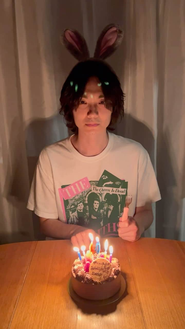 山口尚美のインスタグラム：「今日(といいつもう昨日…)は聖一パパ先生のお誕生日おめでとうでした🎂👏🐰うさぎが来てからずっと取り憑かれたようになってるけど今年はお仕事で色々な活躍がありそうで楽しみ楽しみ😊🎵ママもはみもたろも応援していま〜す👩‍👧‍👦💖」