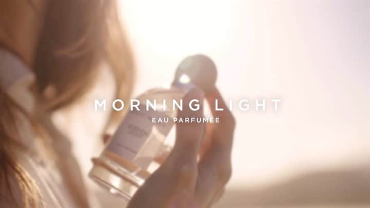 ブロシュウウォーカーのインスタグラム：「Introducing Morning Light, windswept florals are brightened by notes of Bergamot and the zesty spice of Cardamom. This scent is a translator of emotion, a journey, an evolution, and a story. Let the beauty of your day begin.  Link in bio for full collection.」