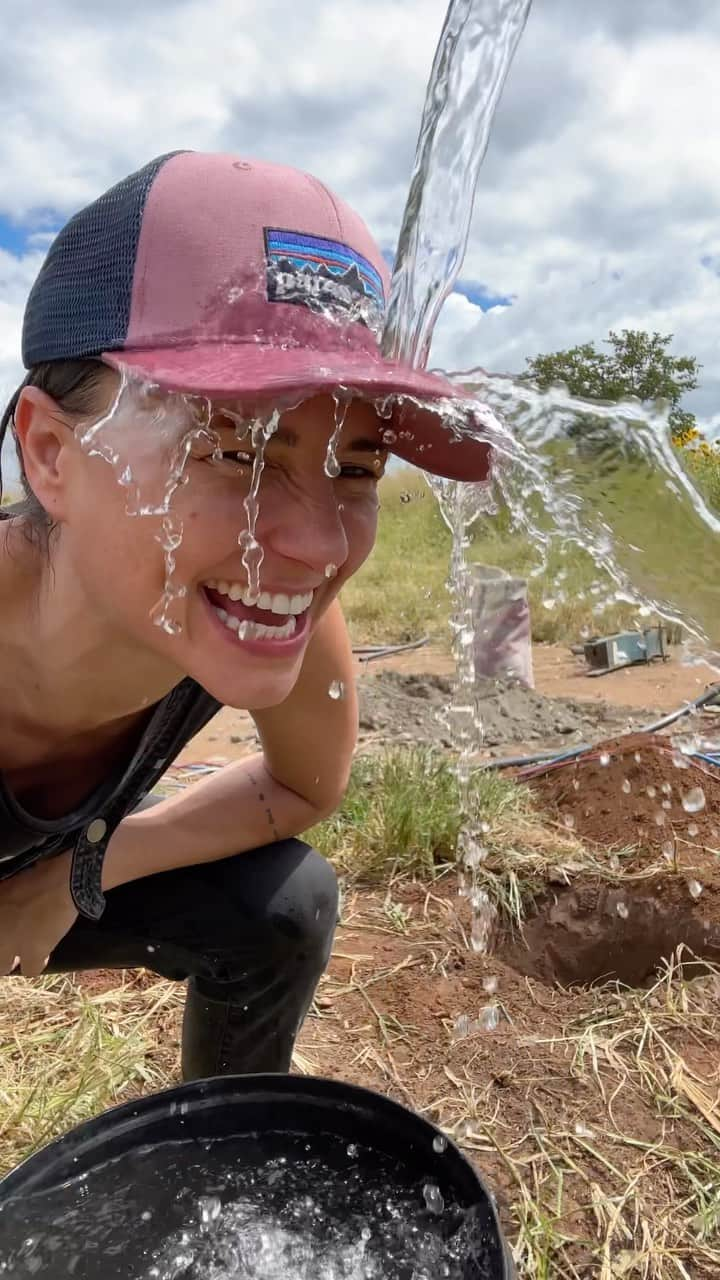 ブリアナ・エヴィガンのインスタグラム：「What a time it’s been in Zimbabwe I’m super pumped to share with you some of the progress taking place as MoveMe joined forces with Akashinga for a project where we had the opportunity to drill and install solar boreholes at Nyamakate clinic in Hurungwe. This couldn’t have happened with out @dfat who we are forever grateful for. This now means that patients, nearby schools and villages will have access to clean water. This was a collaborative project between the local community, Hurungwe Rural District Council, MoveMe Abundant Village and Akashinga with support from the Australian Goverment. Thank you to all the hard work from the rangers and @int.anti.poaching.foundation every person got their hands dirty and it was so beautiful to watch community come together on this level. This work is important and goes a long way. We were beyond impressed by how quick and efficient the teams worked. Zimbabwe you are a beautiful country, aside from the beauty your people have completely lit up my world and inspired us all. 🙏🏽🌎🌏🌍🙏🏽  #wildlifeconservation #conservation #africa #communityfirst #foodsecurity #sustainability #Akashinga #MoveMe #AustralianGovernment #Dfat」